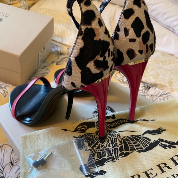 NIB Burberry Leopard Animal Calf Leather Cidnay Pink Fuschia Heels Sandals 39 - Picture 5 of 9
